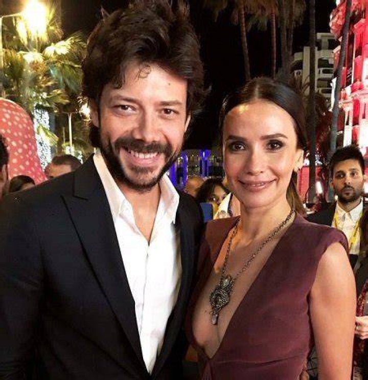 Alvaro Morte with his wife