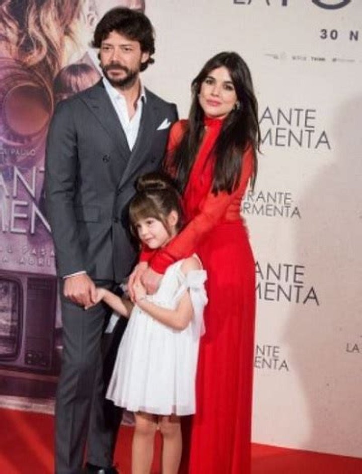 Alvaro Morte with two children