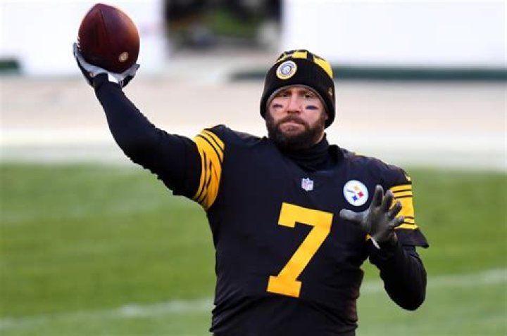 ben roethlisberger Holding Ball