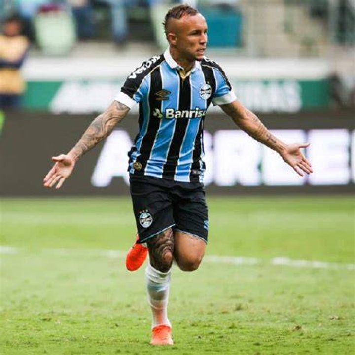 Club Everton Soares