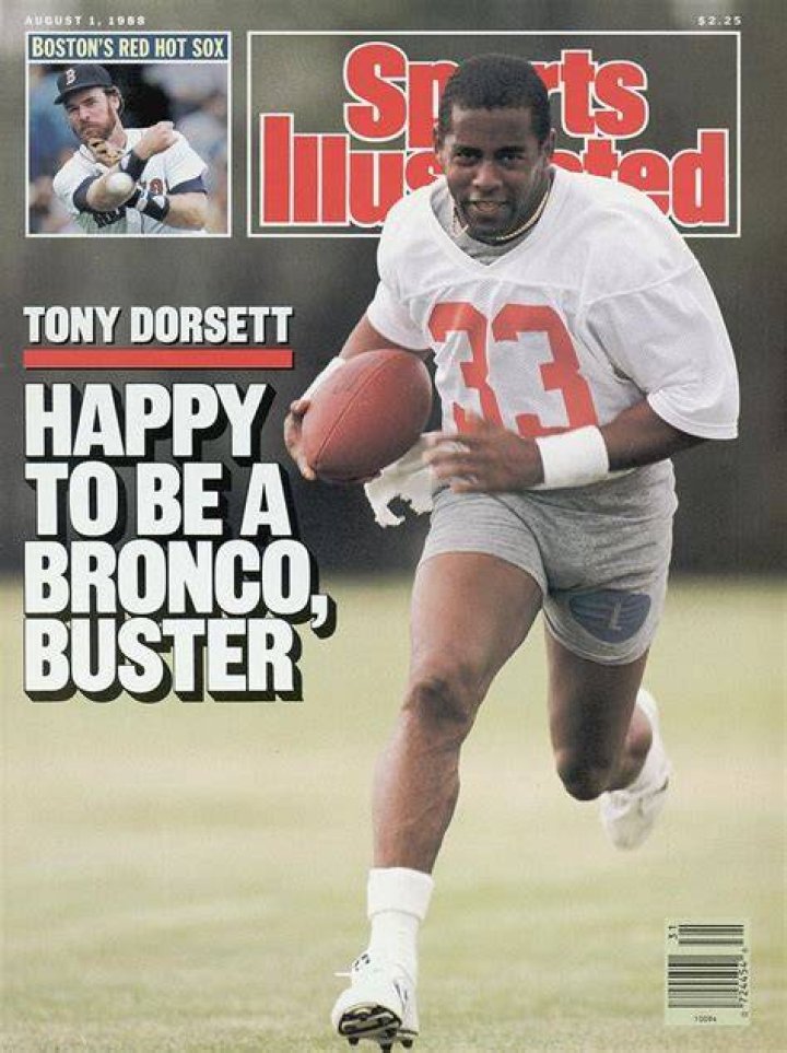 Former NFL Player Tony Dorsett Fan Signing