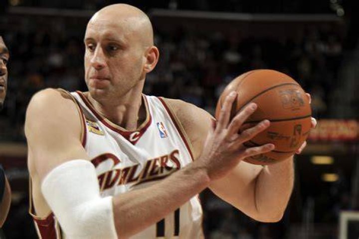Former player Zydrunas Ilgauskas with his wife
