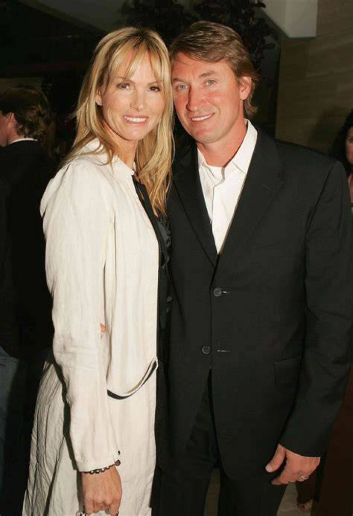 Janet Jones Gretzky and Wayne Douglas Gretzky dressedup for an event